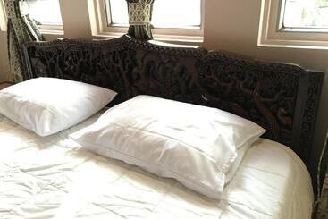 هتل The Grand Palace Hostel