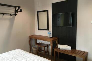 هتل The Grand Palace Hostel