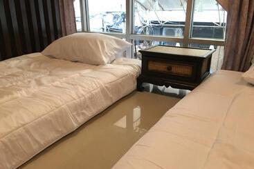 هتل The Grand Palace Hostel