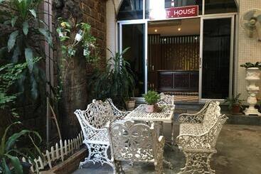 هتل The Grand Palace Hostel