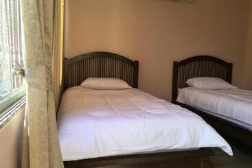 هتل The Grand Palace Hostel