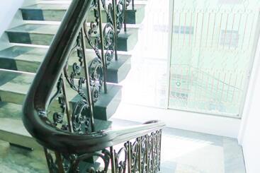 هتل The Grand Palace Hostel