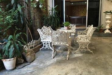 هتل The Grand Palace Hostel
