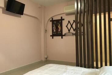 هتل The Grand Palace Hostel