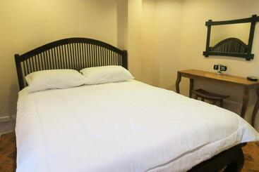 هتل The Grand Palace Hostel