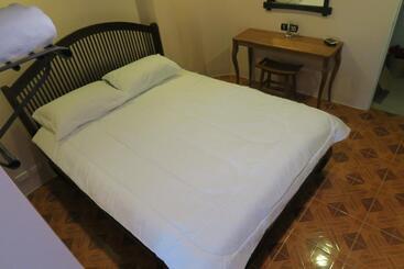 هتل The Grand Palace Hostel