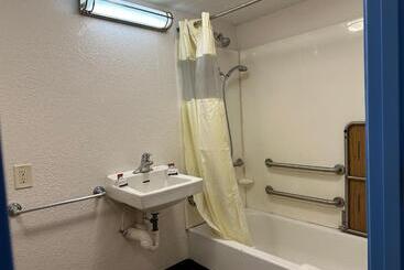 هتل American Inn & Suites Bishop Airport Flint