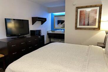 هتل American Inn & Suites Bishop Airport Flint