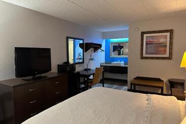 هتل American Inn & Suites Bishop Airport Flint