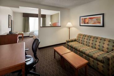 هتل Spark By Hilton Denver International Airport