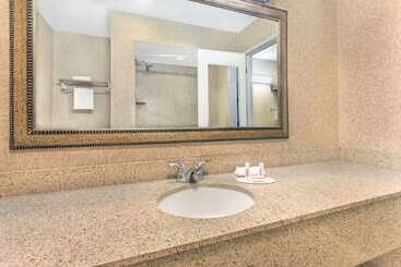هتل Days Inn By Wyndham Klamath Falls