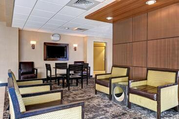 هتل Spark By Hilton Denver International Airport