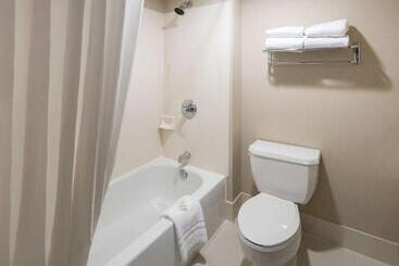 هتل Spark By Hilton Denver International Airport