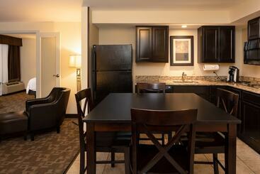هتل Holiday Inn And Suites Charleston West, An Ihg