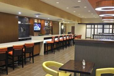 هتل Holiday Inn And Suites Charleston West, An Ihg