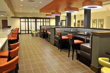 هتل Holiday Inn And Suites Charleston West, An Ihg