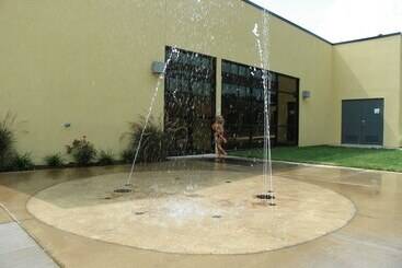 هتل Holiday Inn And Suites Charleston West, An Ihg