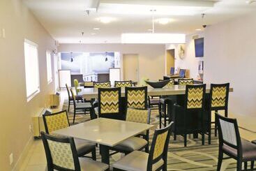 هتل La Quinta Inn By Wyndham Lincoln