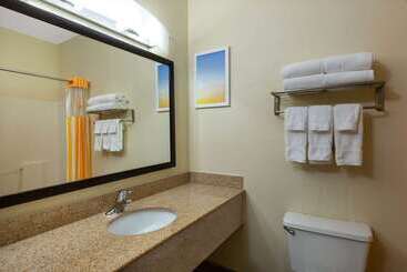 هتل La Quinta Inn By Wyndham Lincoln