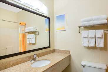 هتل La Quinta Inn By Wyndham Lincoln