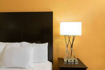 هتل La Quinta Inn By Wyndham Lincoln