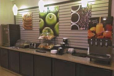 هتل La Quinta Inn By Wyndham Lincoln