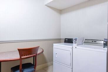 هتل La Quinta Inn By Wyndham Lincoln