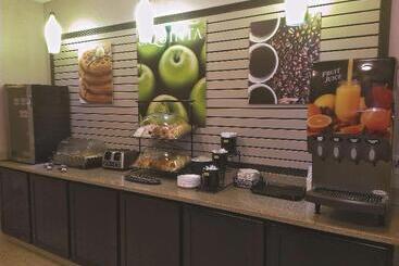 هتل La Quinta Inn By Wyndham Lincoln