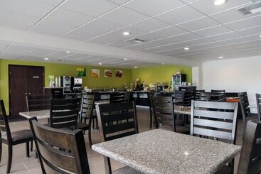 هتل Quality Inn & Suites Airport