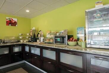 هتل Quality Inn & Suites Airport