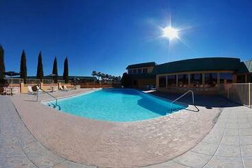 هتل Quality Inn & Suites Airport