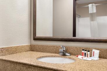 هتل Ramada By Wyndham Elizabethtown