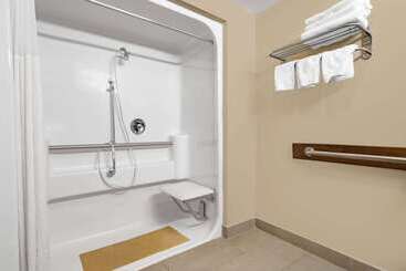 هتل Ramada By Wyndham Hendersonville