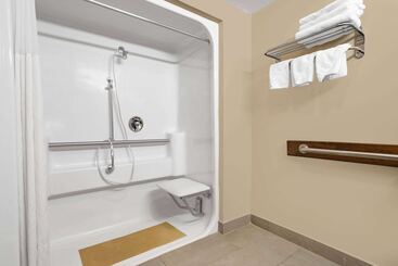 هتل Ramada By Wyndham Hendersonville