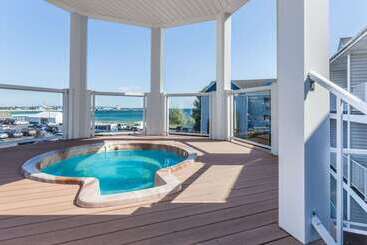 هتل Ramada By Wyndham Mackinaw City Waterfront