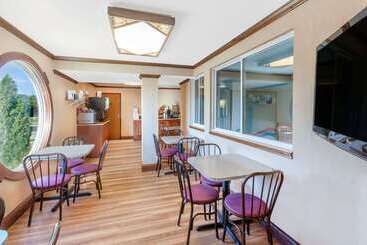 هتل Ramada By Wyndham Mackinaw City Waterfront