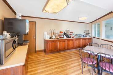 هتل Ramada By Wyndham Mackinaw City Waterfront