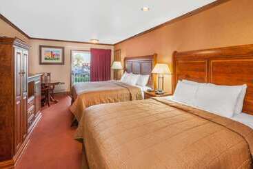 هتل Ramada By Wyndham Mackinaw City Waterfront