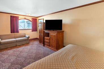 هتل Ramada By Wyndham Mackinaw City Waterfront