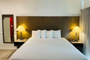 هتل Ramada By Wyndham San Diego Airport