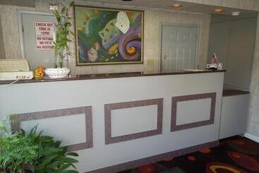 هتل Red Carpet Inn Absecon