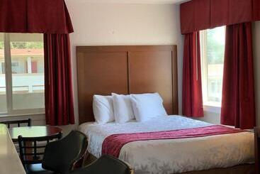 هتل Red Carpet Inn Medford