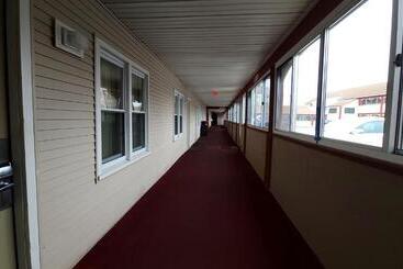 هتل Red Carpet Inn West Springfield