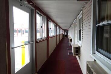 هتل Red Carpet Inn West Springfield