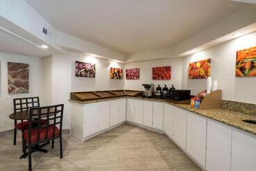 בית מלון כפרי Red Roof Inn Plus+ Houston   Energy Corridor