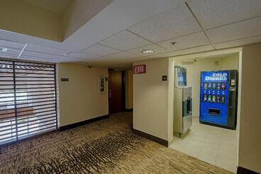 בית מלון כפרי Red Roof Inn Plus+ Houston   Energy Corridor
