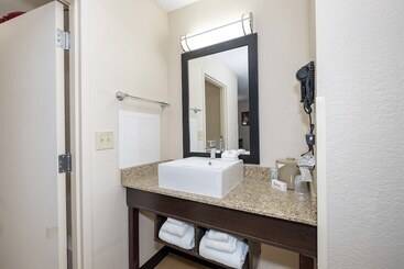 هتل Red Roof Inn Plus+ Jacksonville – Southpoint