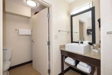 هتل Red Roof Inn Plus+ Jacksonville – Southpoint