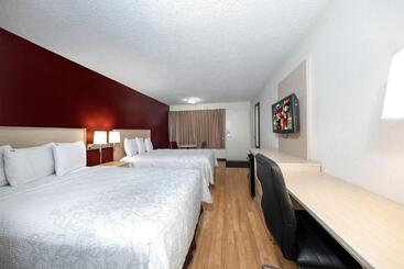 هتل Red Roof Inn Plus+ & Suites Naples Downtown 5th Ave S