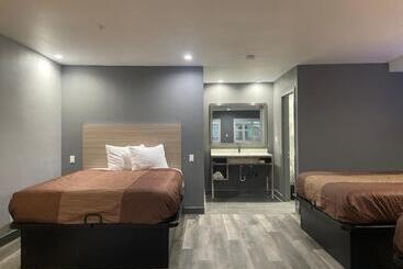 هتل Travelodge By Wyndham Whittier